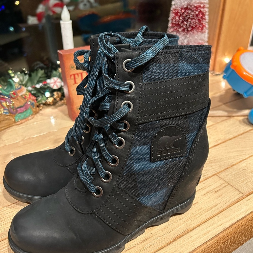 Sorel Black and Blue Lace Up Boots (Size 8, very good condition) - Picture 2 of 5